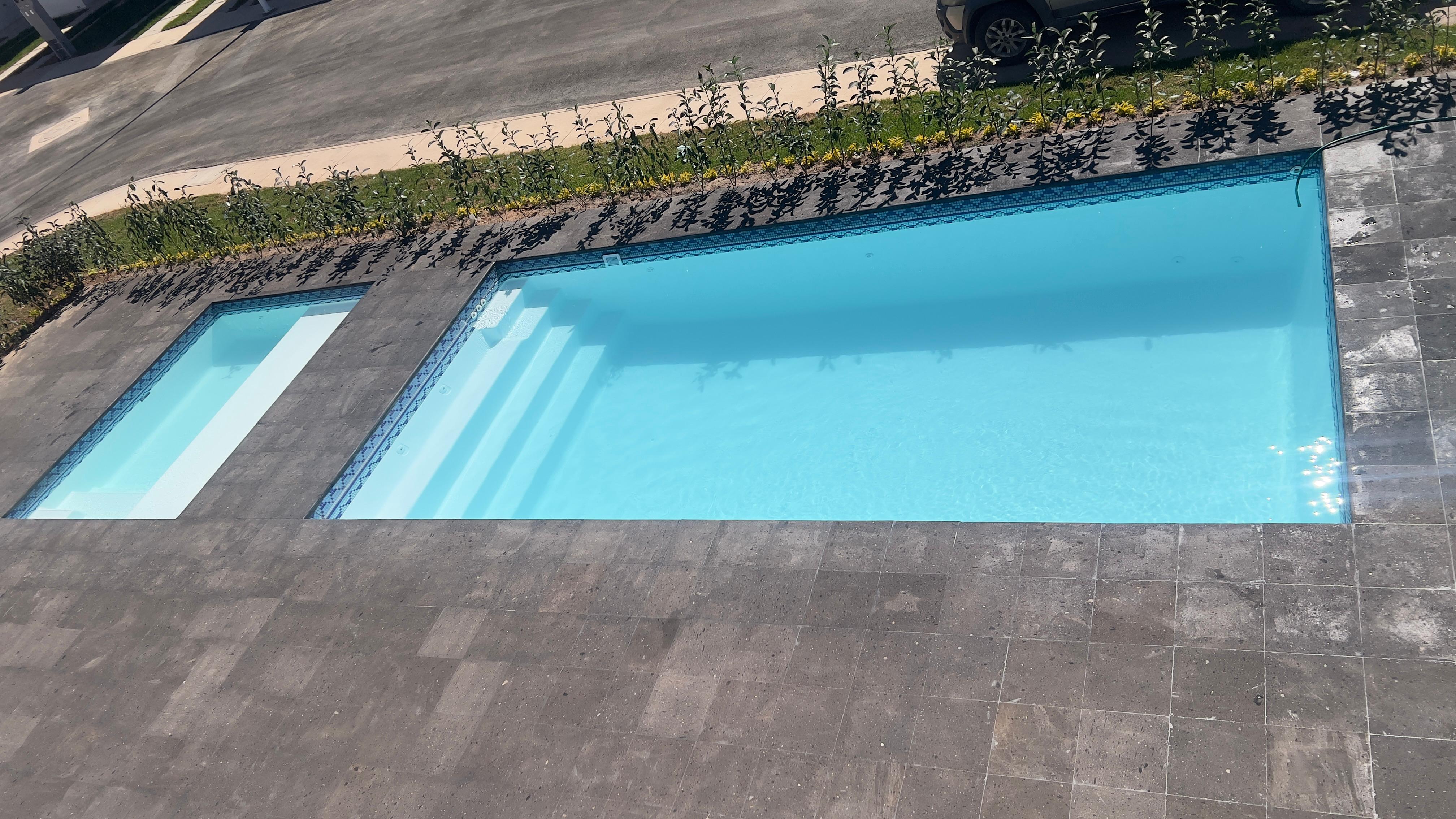 Alberca rectangular moderna con acabado mosaico