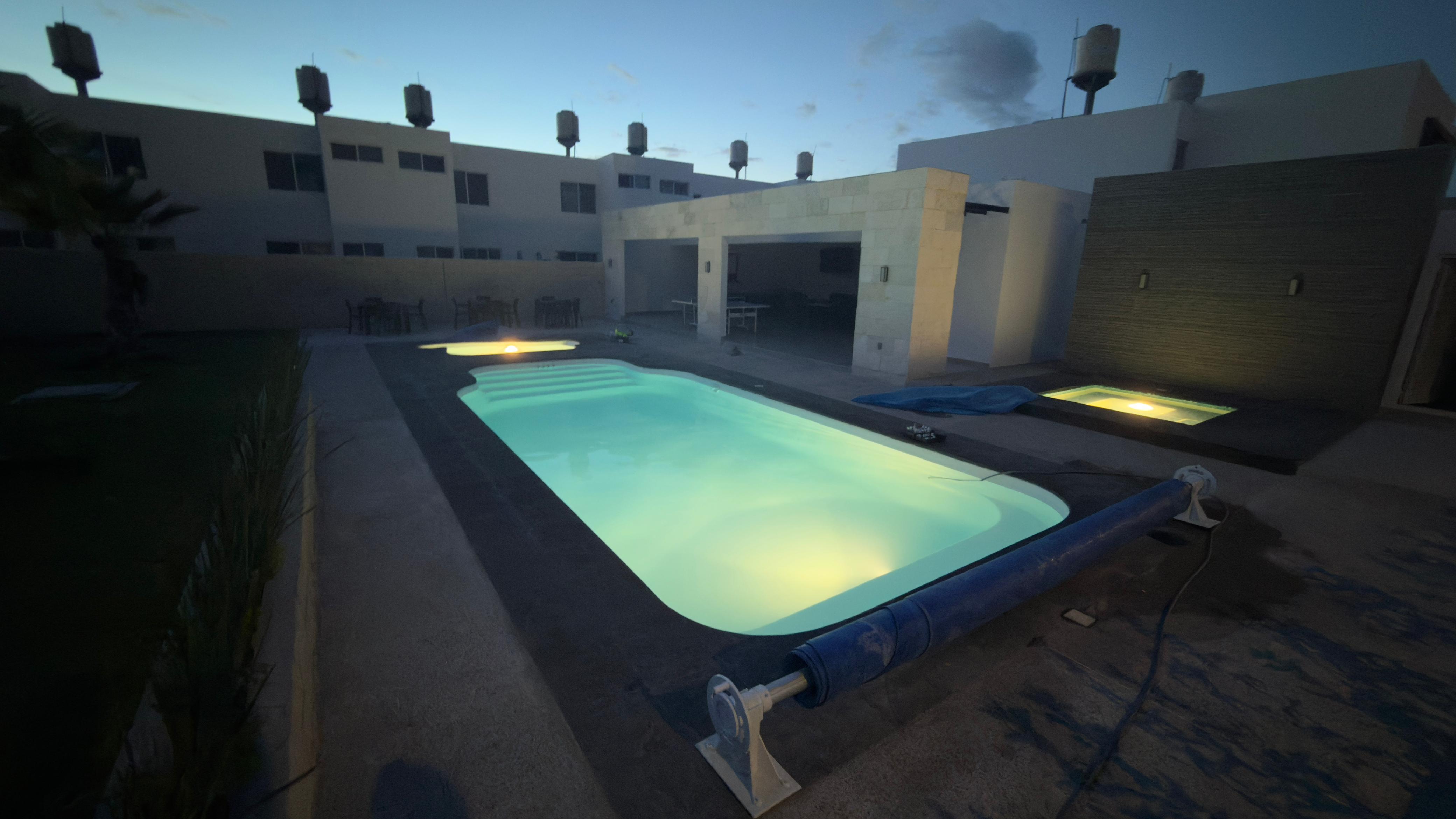 Alberca residencial con vista a residencia premium